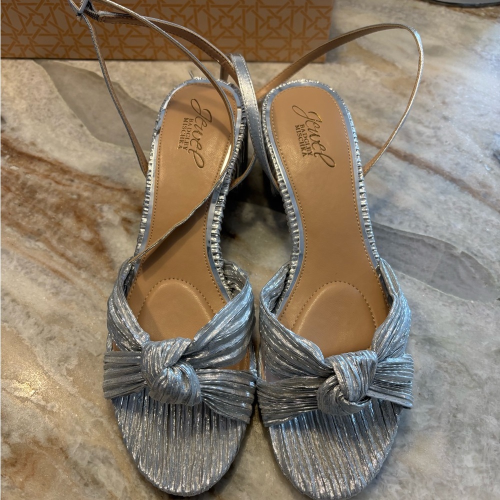 Women’s Size 8.5 Badgley Mischka Women's Hudson Knot Block Heel. NEVER WORN!